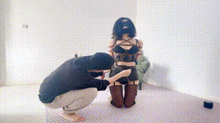 【物sama】拿快递的性感美女被尾随入室绑架折磨